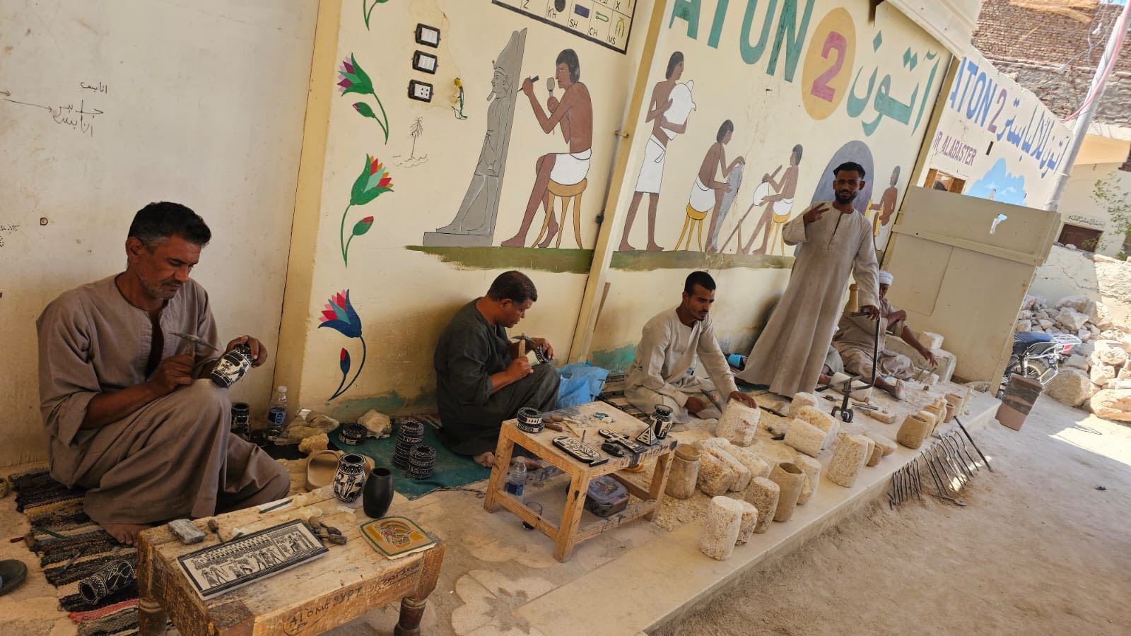 نجوم وملوك صناعة التحف فى غرب الاقصر نجوم وملوك صناعة التحف فى غرب الاقصر