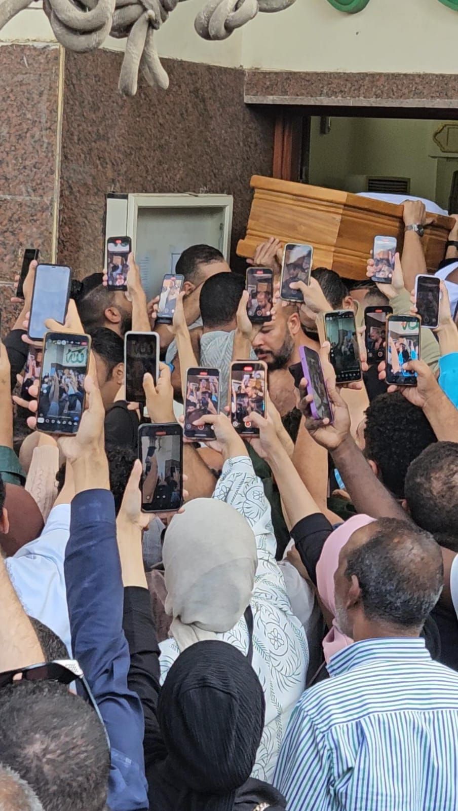 تزاحم حول محمد رمضان تزاحم حول محمد رمضان