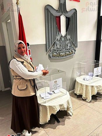 مصرية-فى-ميلانو-تدلى-بصوتها مصرية-فى-ميلانو-تدلى-بصوتها