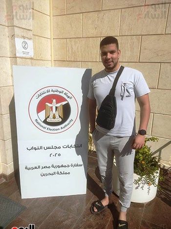 أحد-المصريين-أمام-مقر-السفارة-فى-البحرين أحد-المصريين-أمام-مقر-السفارة-فى-البحرين