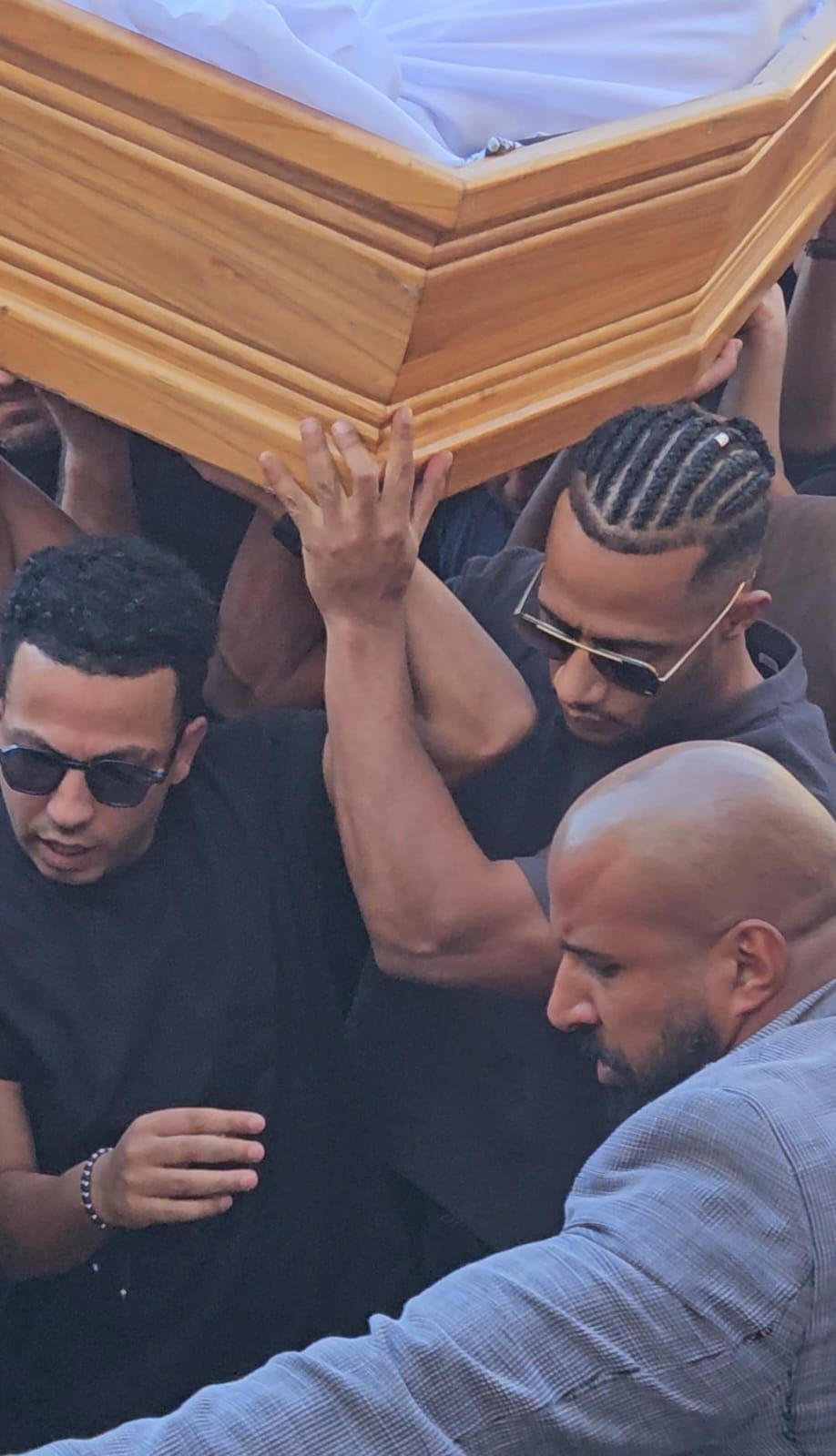 محمد رمضان يحمل نعش والده محمد رمضان يحمل نعش والده