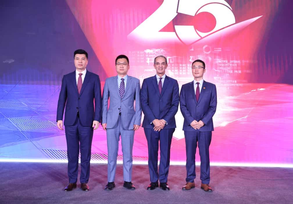 وزير الاتصالات مع قيادات شركة هواوي وزير الاتصالات مع قيادات شركة هواوي