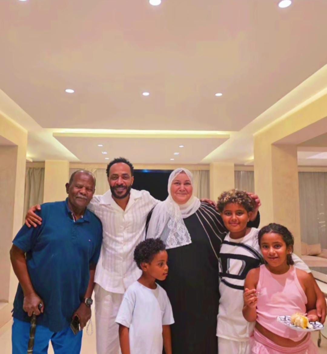 شقيق محمد رمضان في صورة بصحبة والده شقيق محمد رمضان في صورة بصحبة والده