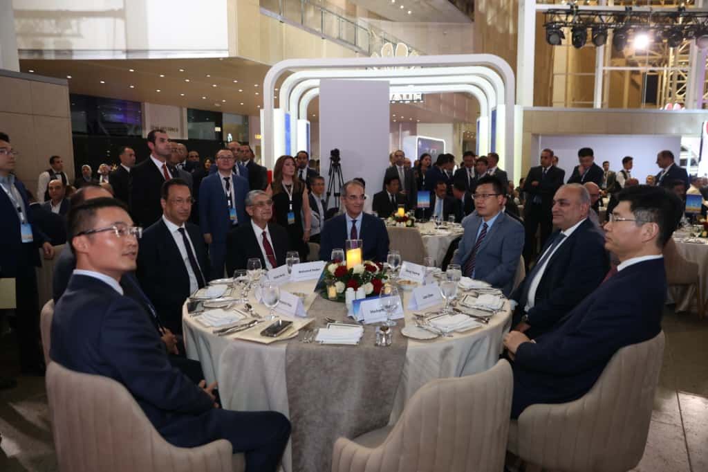 وزير الاتصالات ووزير الكهرباء السابق في احتفالية شركة هواوي وزير الاتصالات ووزير الكهرباء السابق في احتفالية شركة هواوي