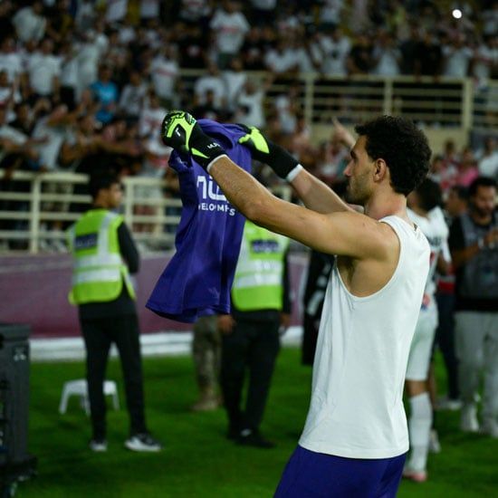 عواد يحتفل مع الجمهور بقميص الزمالك عواد يحتفل مع الجمهور بقميص الزمالك