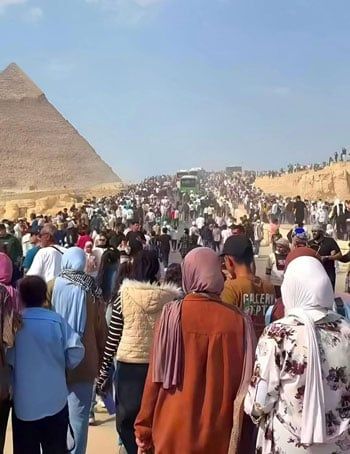 الآلاف يزورون الأهرامات الآلاف يزورون الأهرامات