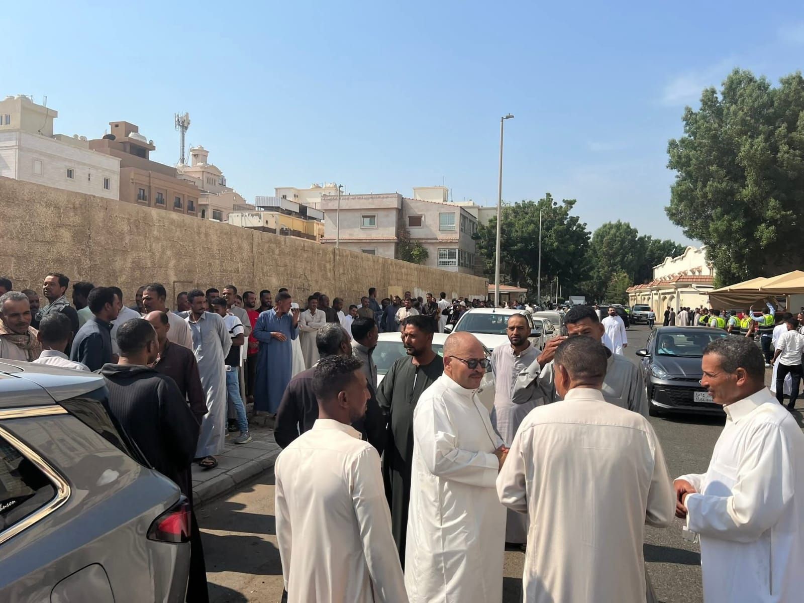 المصريين فى الرياض يقبلون على عملية الاقتراع المصريين فى الرياض يقبلون على عملية الاقتراع