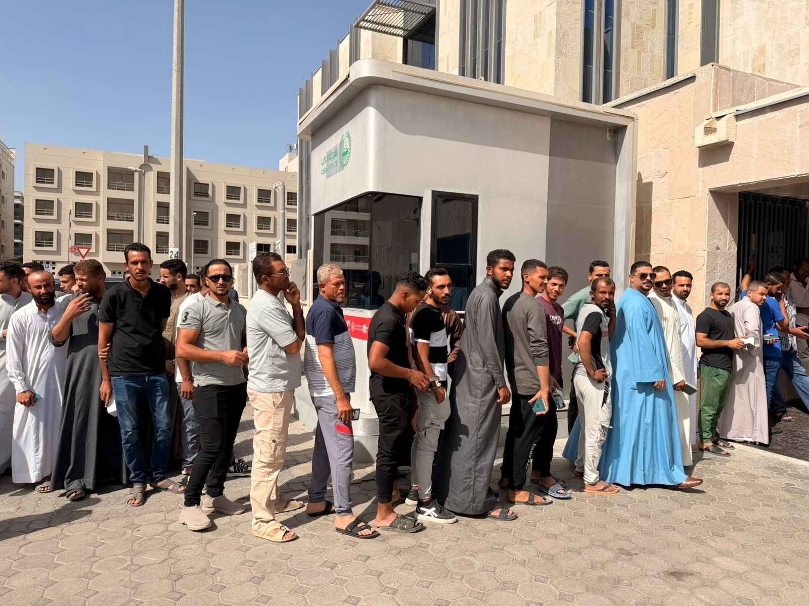 طوابير الناخبين المصريين أمام مقر القنصلية المصرية فى دبى طوابير الناخبين المصريين أمام مقر القنصلية المصرية فى دبى