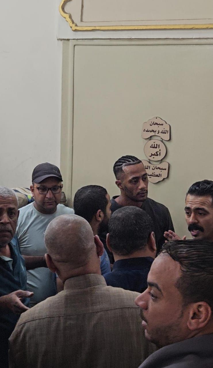 محمد رمضان من جنازة والده محمد رمضان من جنازة والده