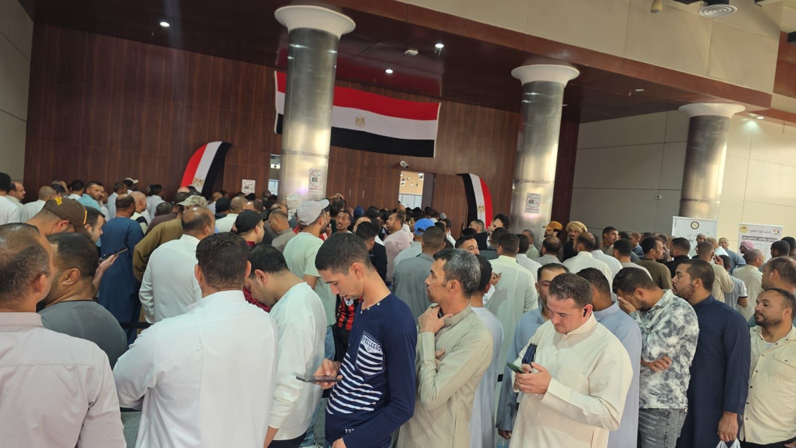 المصريون يقبلون على التصويت فى الكويت المصريون يقبلون على التصويت فى الكويت