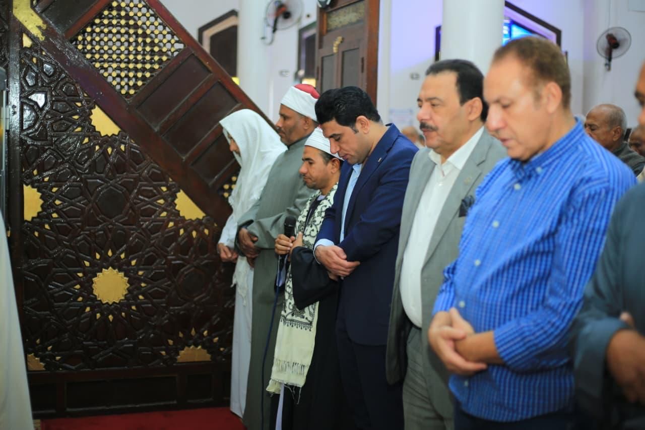 نائب المحافظ يؤدى صلاة الجمعة نائب المحافظ يؤدى صلاة الجمعة