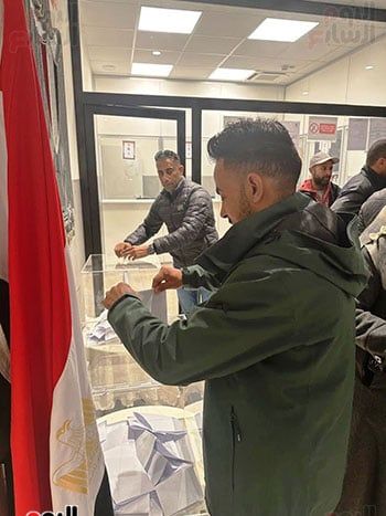 المصريون-أثناء-الإدلاء-بأصواتهم-فى-ميلانو المصريون-أثناء-الإدلاء-بأصواتهم-فى-ميلانو