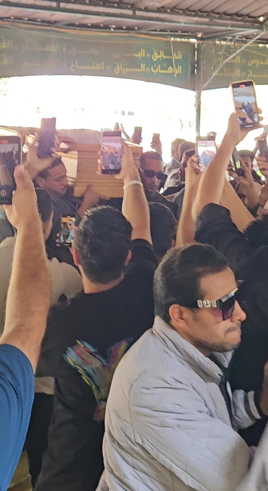 رمضان يحمل نعش والده رمضان يحمل نعش والده