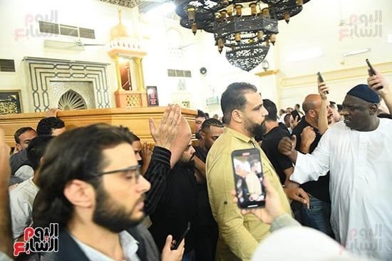 مشاهد من جنازة والد محمد رمضان مشاهد من جنازة والد محمد رمضان