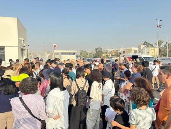 زوار الأهرامات من كل الأجناس زوار الأهرامات من كل الأجناس