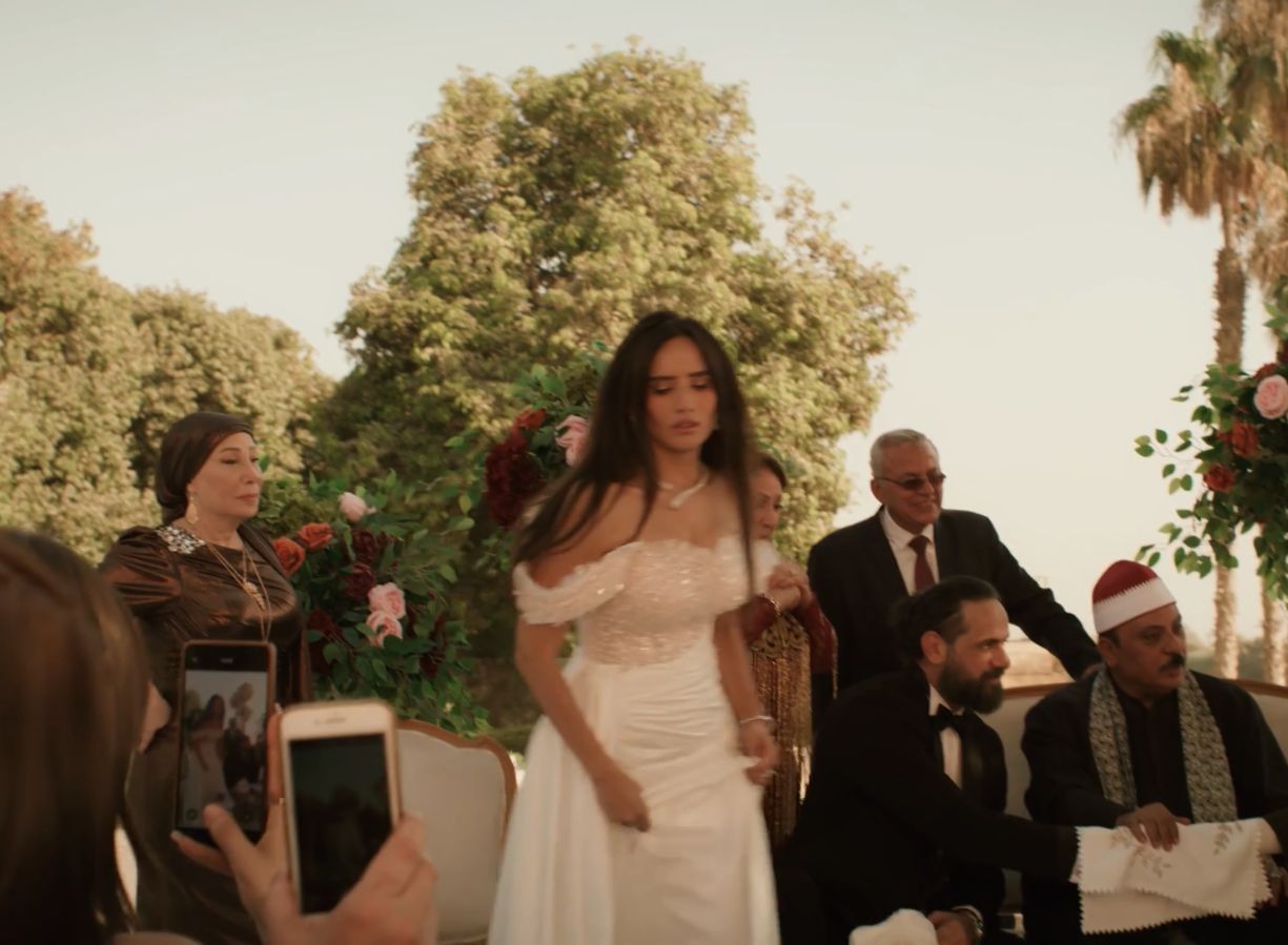 زينة تهرب من زفافها فى مسلسل ورد وشوكولاته الحلقة 3 زينة تهرب من زفافها فى مسلسل ورد وشوكولاته الحلقة 3