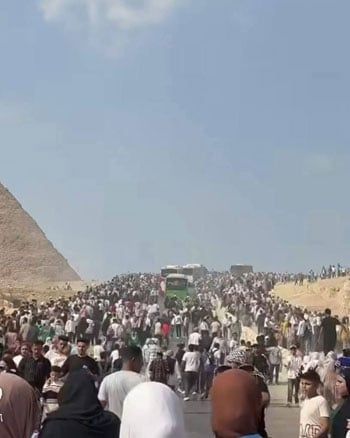 مشهد تاريخى فى الإقبال على زيارة الأهرامات مشهد تاريخى فى الإقبال على زيارة الأهرامات