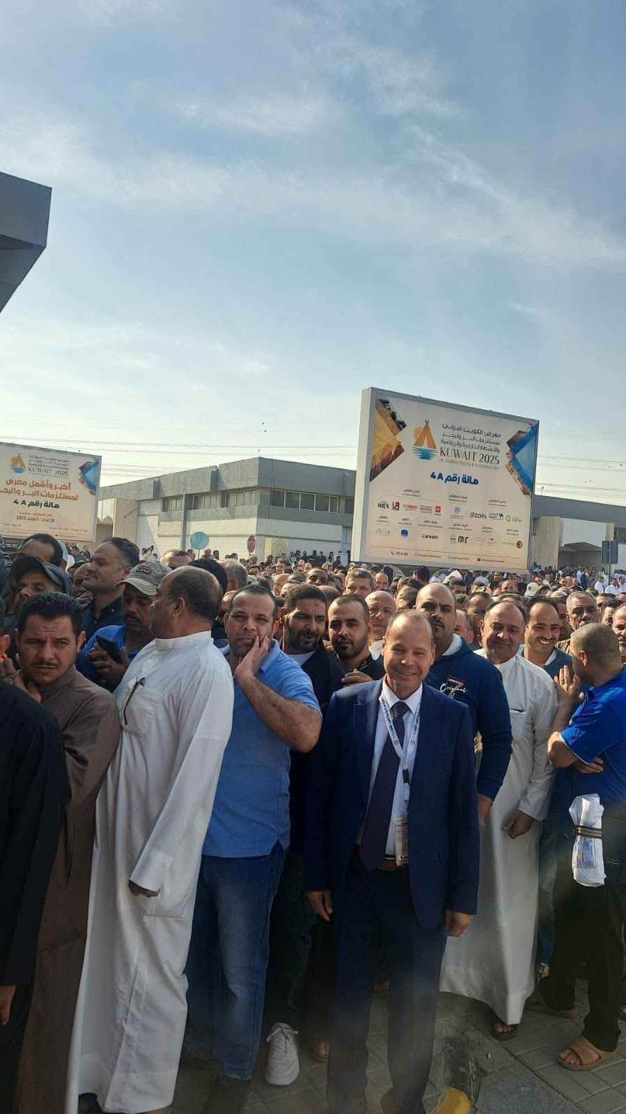 طوابير المصريين للمشاركة في الانتخابات طوابير المصريين للمشاركة في الانتخابات