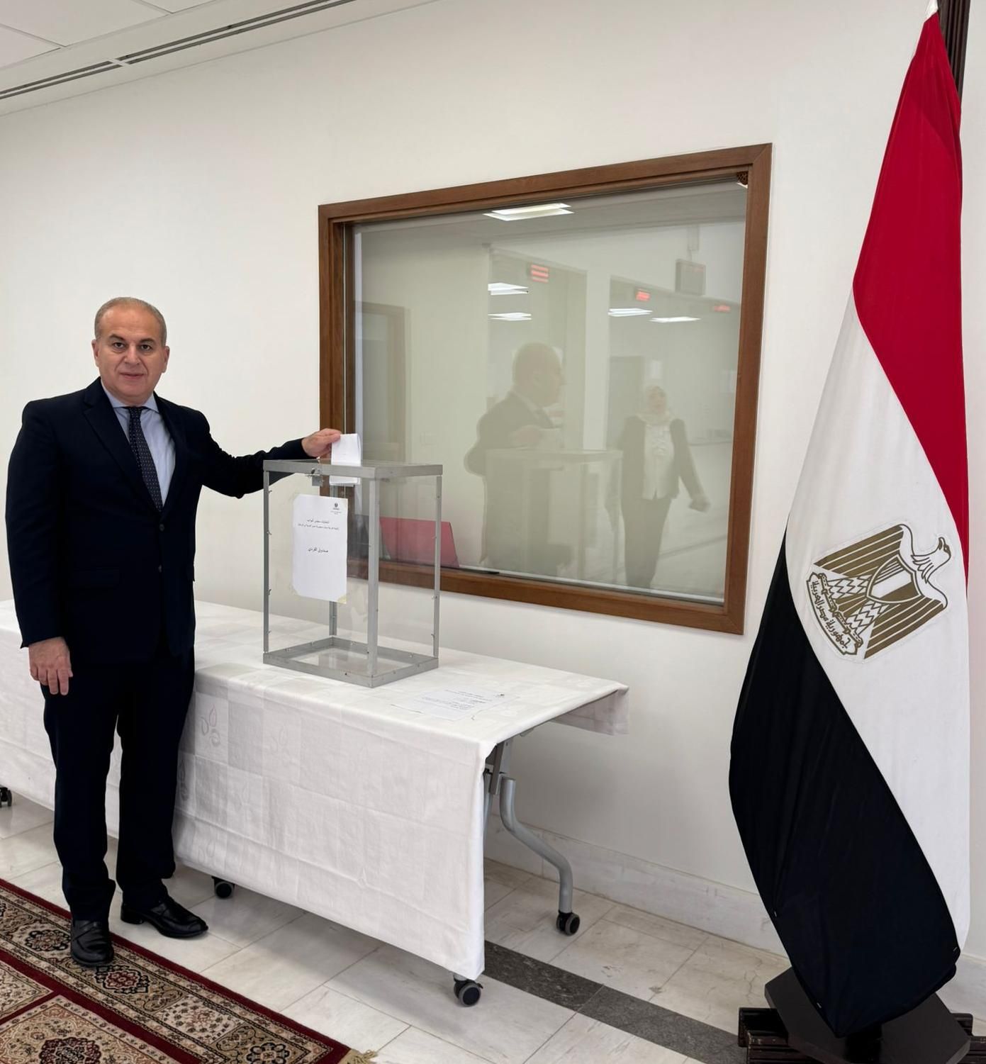 السفير أحمد نهاد يدلي بصوته السفير أحمد نهاد يدلي بصوته