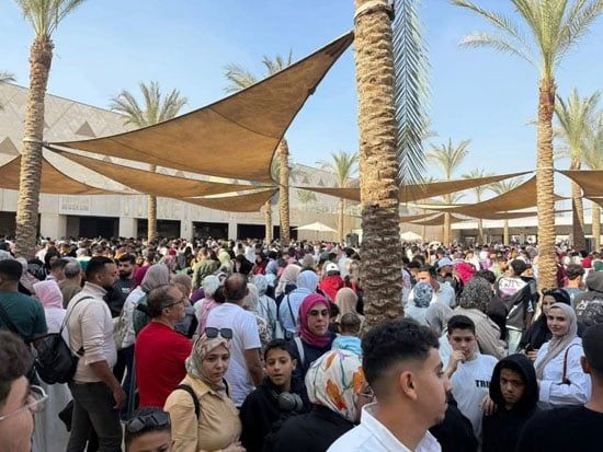 إقبال تاريخى على زيارة أهرامات الجيزة إقبال تاريخى على زيارة أهرامات الجيزة