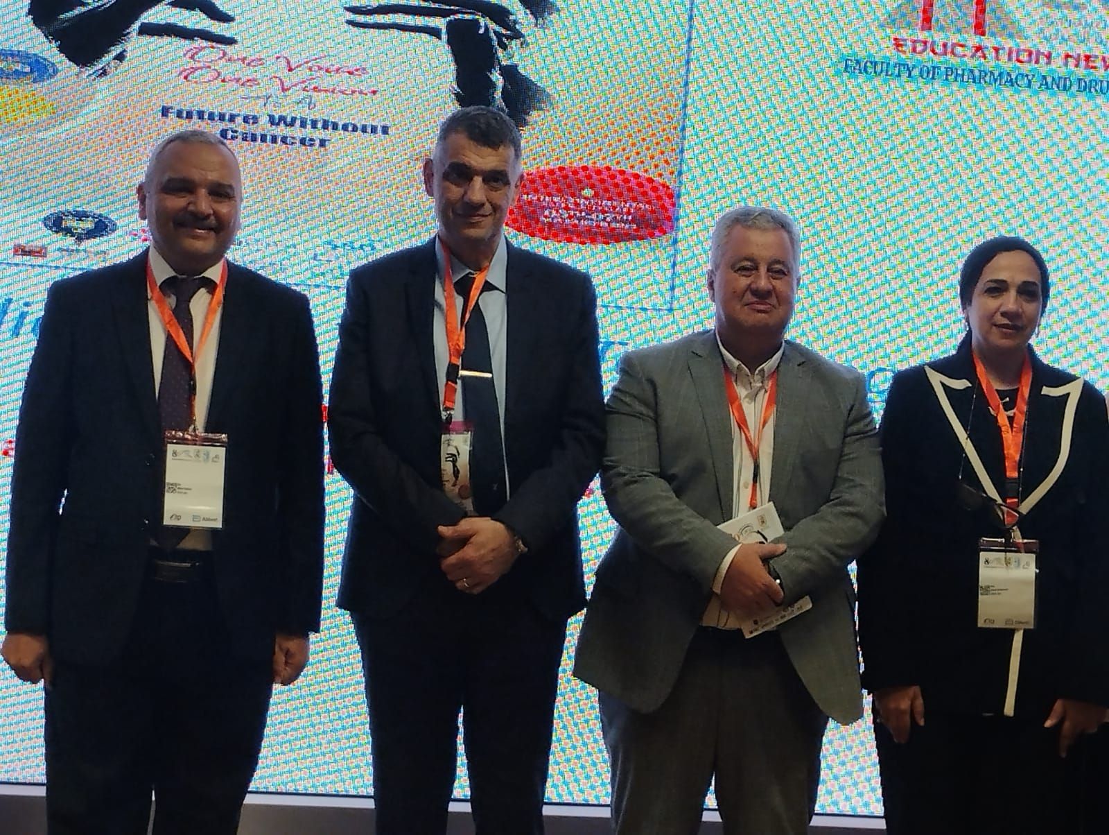 دكتور محمد عبد المعطى عميد معهد الأورام مع اطباء المعهد دكتور محمد عبد المعطى عميد معهد الأورام مع اطباء المعهد