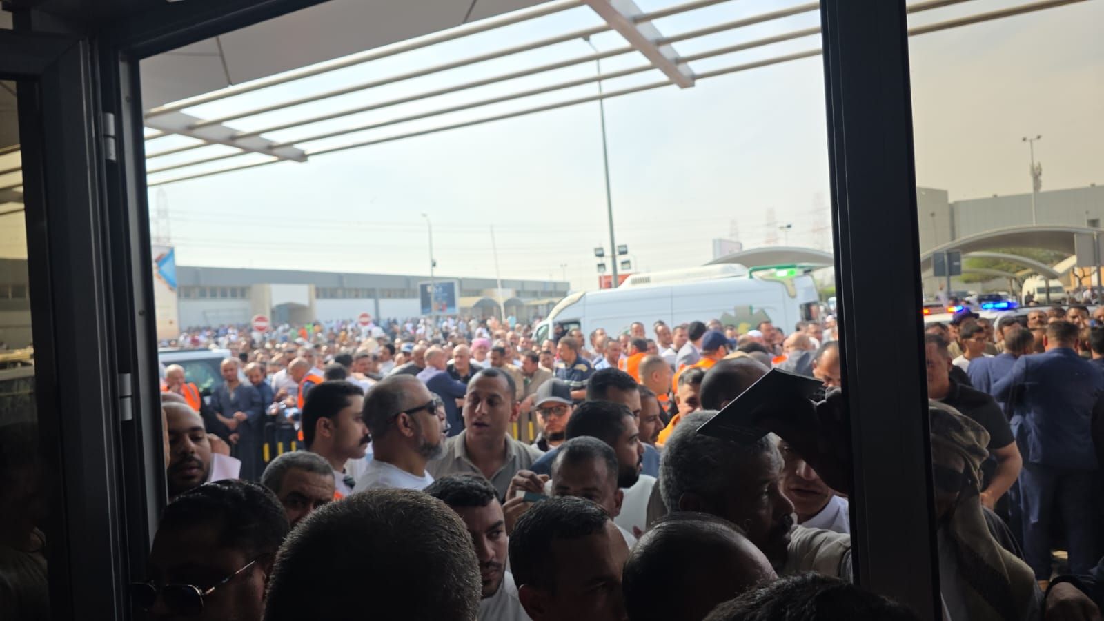 تدافع المصريين على عملية التصويت فى الكويت تدافع المصريين على عملية التصويت فى الكويت