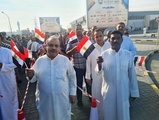 المصريون-فى-الكويت-يرفعون-العلم-المصرى-أمام-لجان-الاقتراع المصريون-فى-الكويت-يرفعون-العلم-المصرى-أمام-لجان-الاقتراع