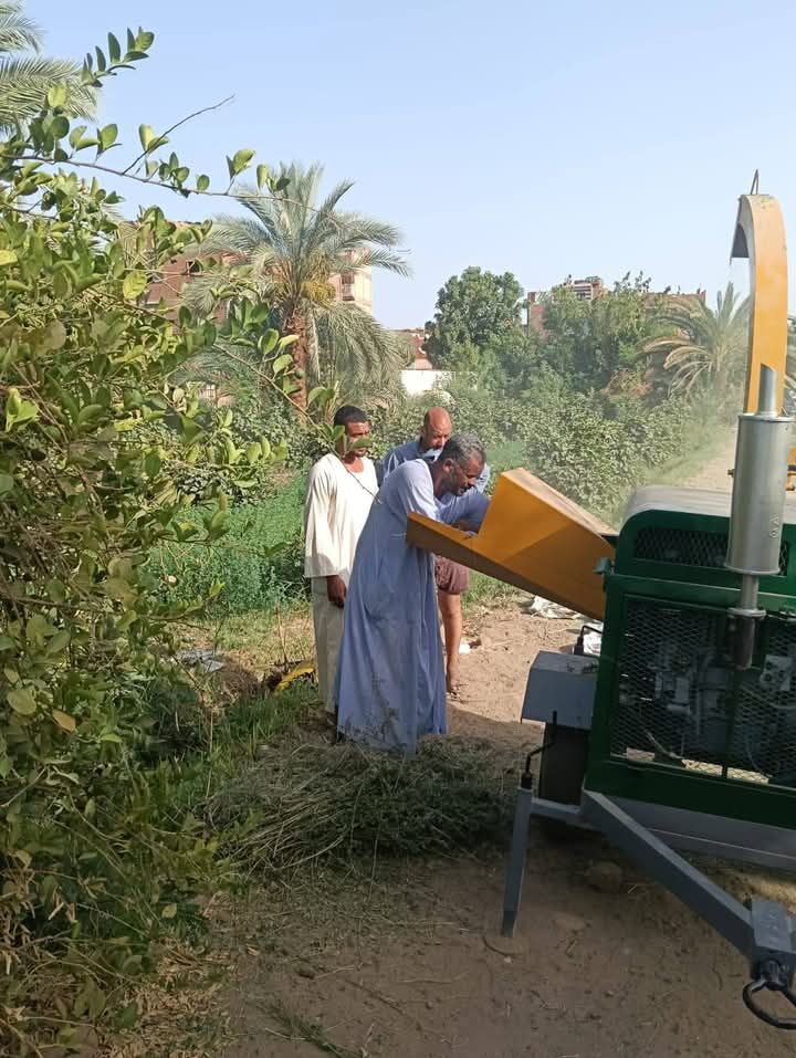 المزارعون يستخدمون الماكينة المزارعون يستخدمون الماكينة