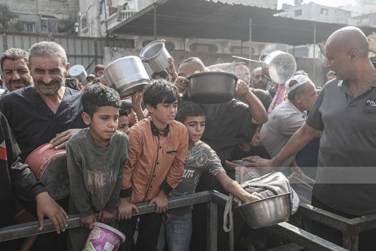 تزاحم الأطفال للحصول على الطعام فى مخيم النصيرات تزاحم الأطفال للحصول على الطعام فى مخيم النصيرات