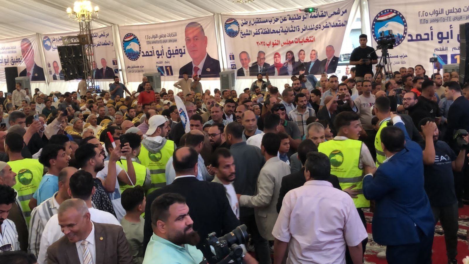 جانب من المؤتمر الانتخابي جانب من المؤتمر الانتخابي