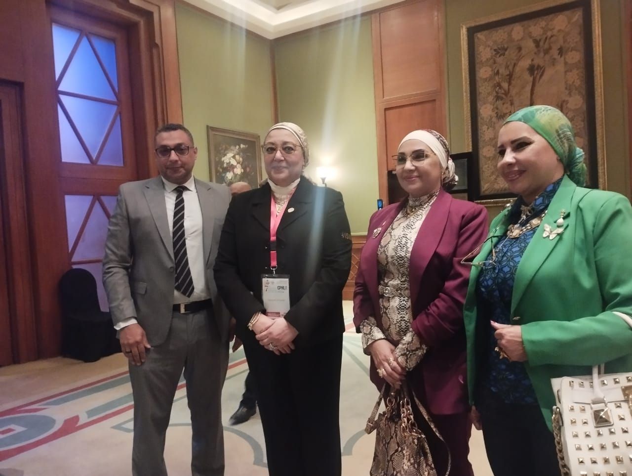 رئيس المعامل المركزية مع الاطباء بالمؤتمر رئيس المعامل المركزية مع الاطباء بالمؤتمر