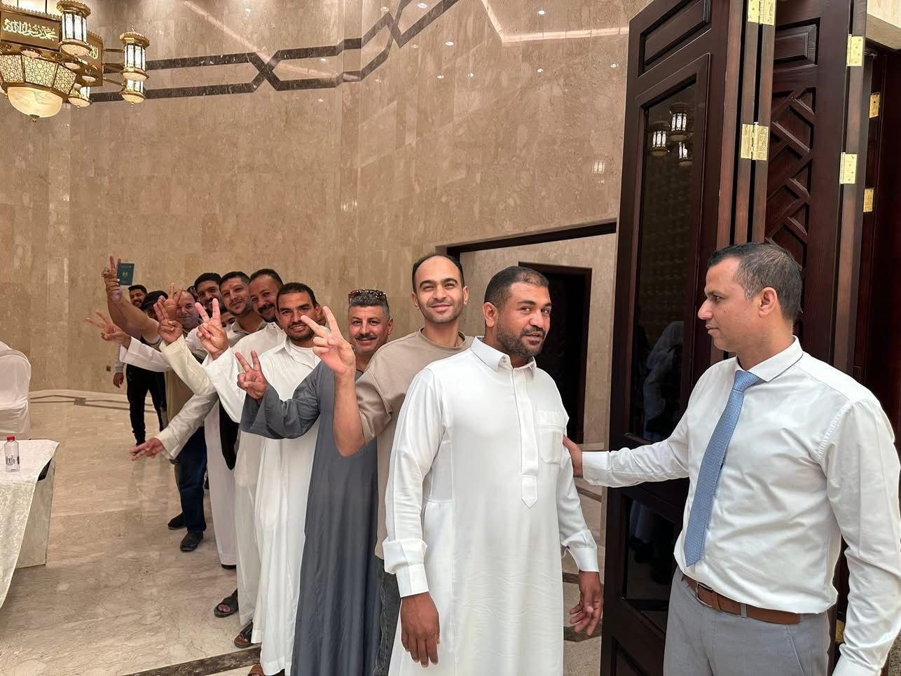 توافد المصريين على مقر السفارة بارلياض للتصويت