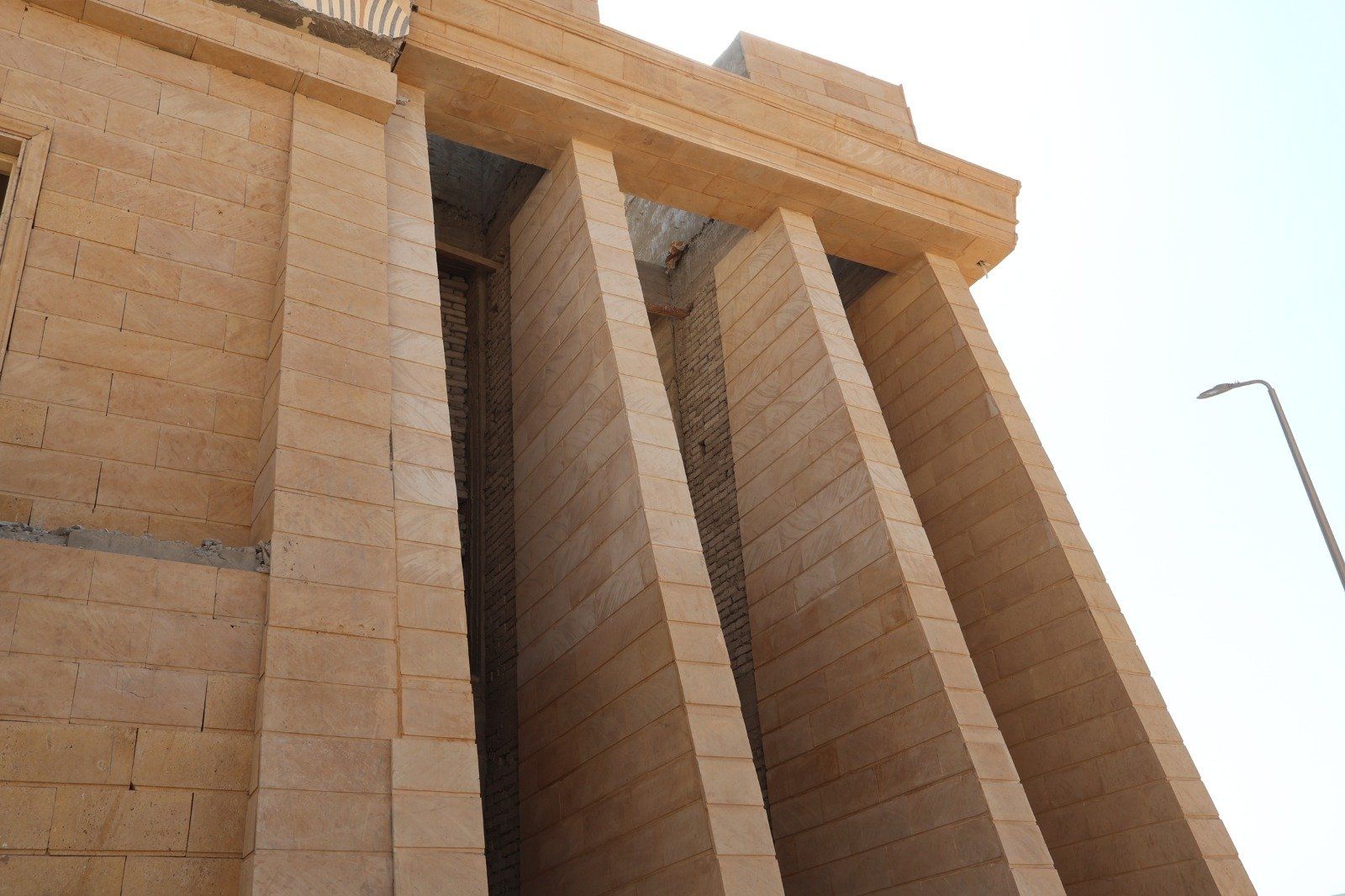 جانب من البوابة