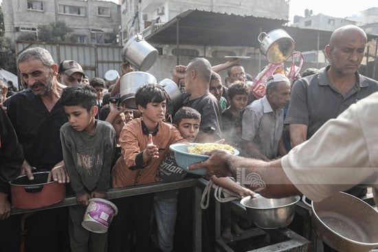 تكية خيرية لتوزيع الطعام فى مخيم النصيرات تكية خيرية لتوزيع الطعام فى مخيم النصيرات