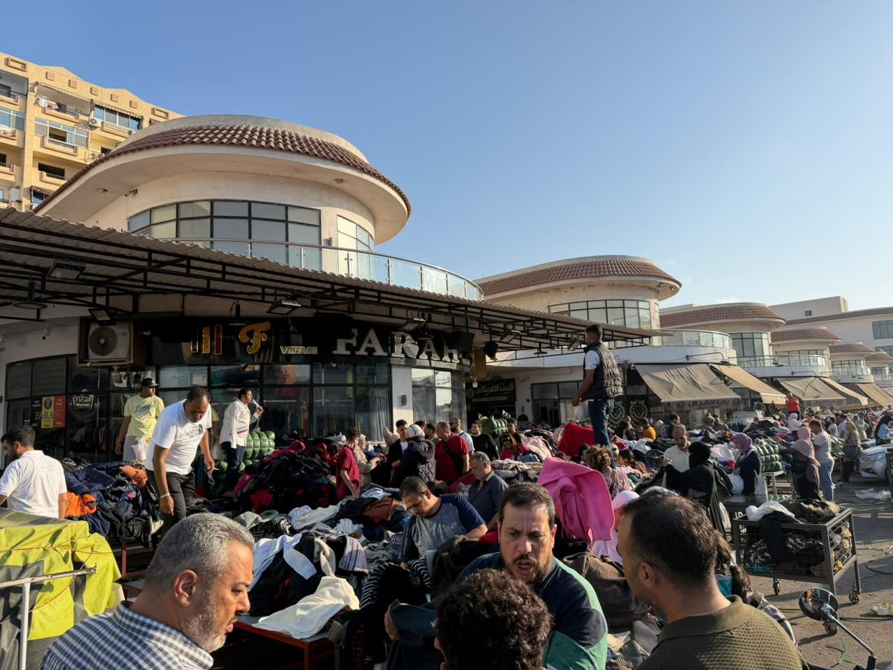 زحام في الاوتليت زحام في الاوتليت