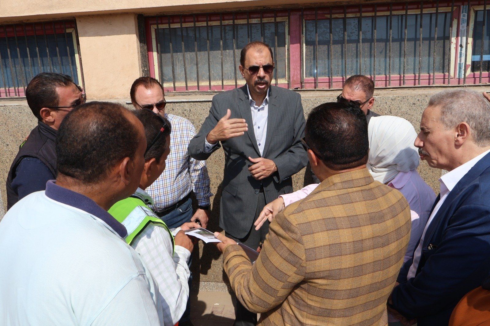 المحافظ يعطى التوجيها