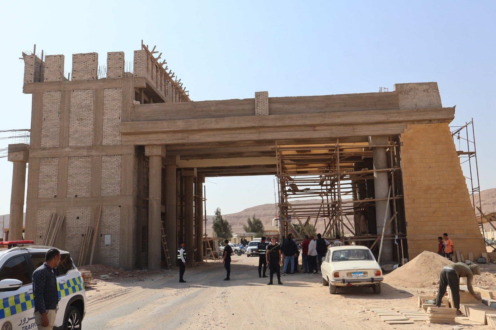 الهيكل الخرسانى للبوابة