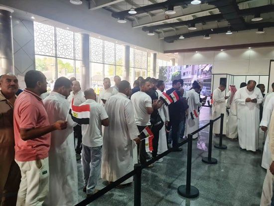 طوابير-من-المصريين-تنتظر-الدخول-للجان طوابير-من-المصريين-تنتظر-الدخول-للجان