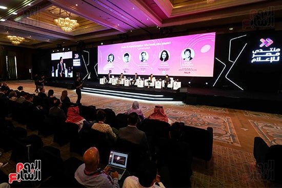 جانب من الندوة الأولي جانب من الندوة الأولي