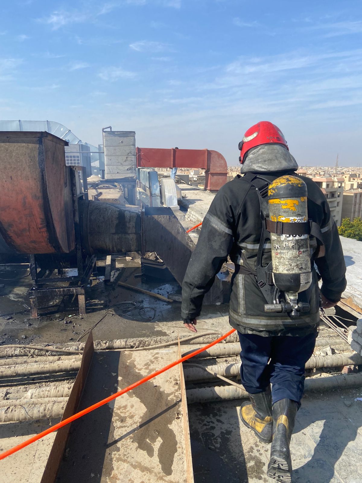 السيطرة على حريق داخل مطعم فى القطامية دون إصابات (1) السيطرة على حريق داخل مطعم فى القطامية دون إصابات (1)