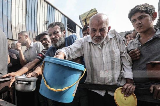 مسن فلسطينى خلال الحصول على الطعام مسن فلسطينى خلال الحصول على الطعام