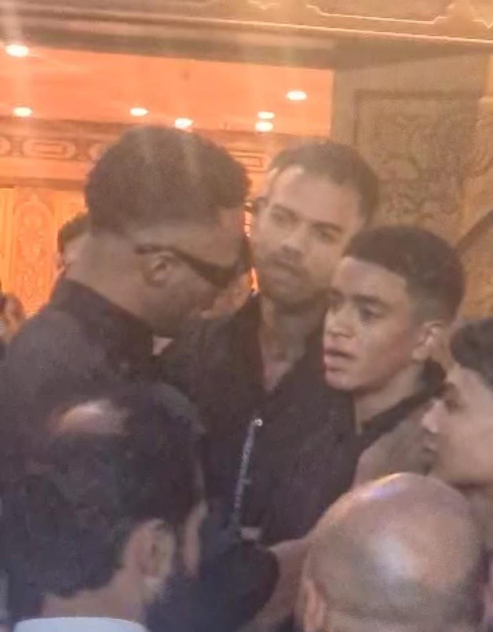 محمد رمضان يقدم واجب العزاء في السيناريست أحمد عبد الله (1) محمد رمضان يقدم واجب العزاء في السيناريست أحمد عبد الله (1)