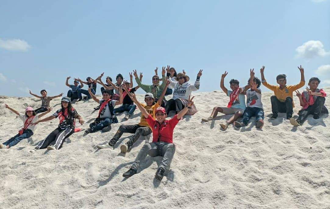 فرحة الأطفال في جبال الملح فرحة الأطفال في جبال الملح