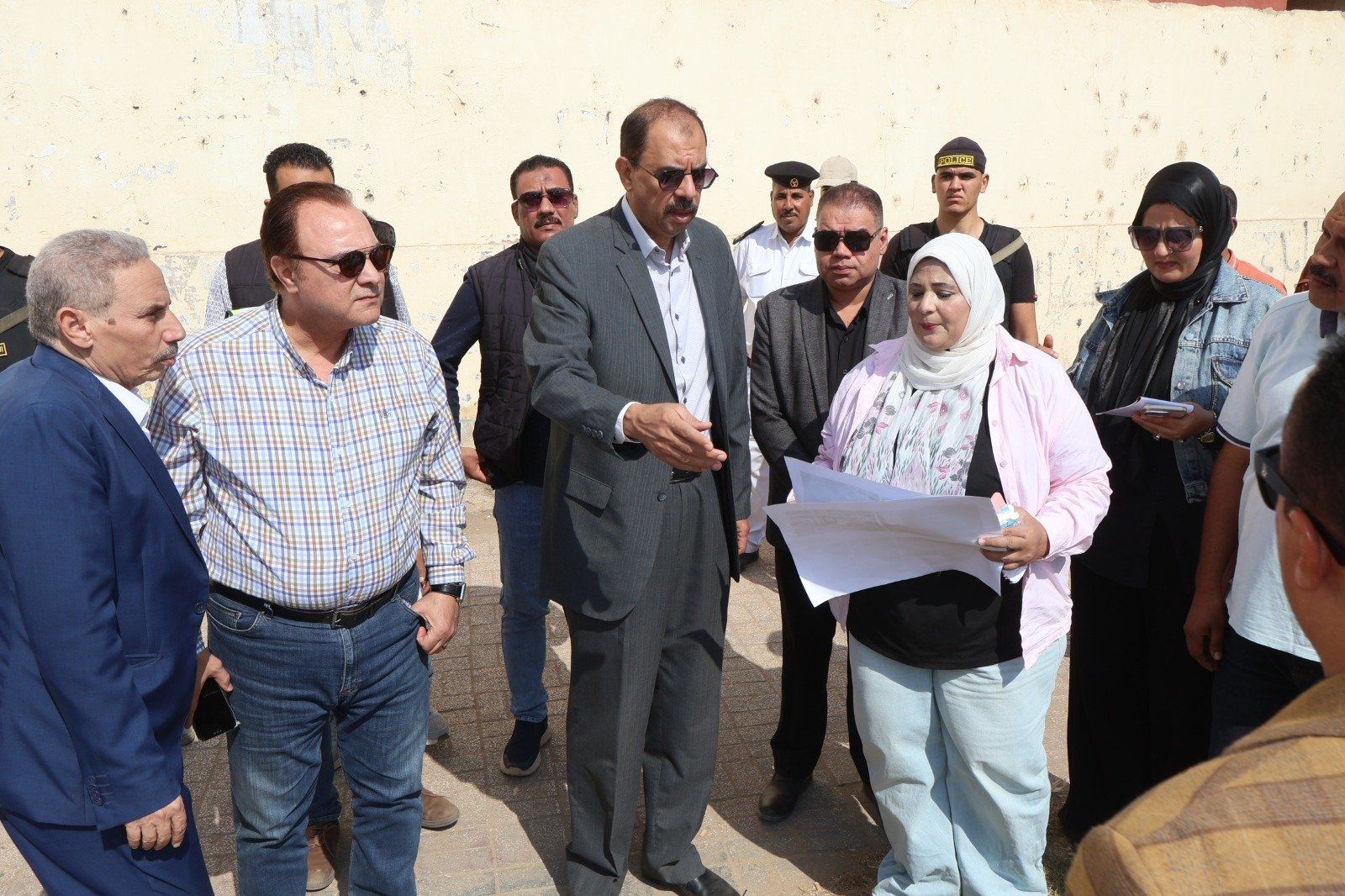 المحافظ يستمع لشرح حول تطوير الحديقة