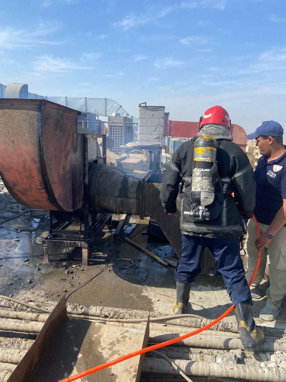 السيطرة على حريق داخل مطعم فى القطامية دون إصابات (2) السيطرة على حريق داخل مطعم فى القطامية دون إصابات (2)