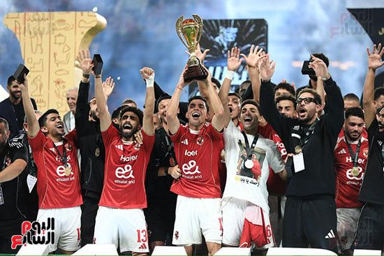 أحمد نبيل كوكا يحتفل بكاس السوبر بصورة والده أحمد نبيل كوكا يحتفل بكاس السوبر بصورة والده