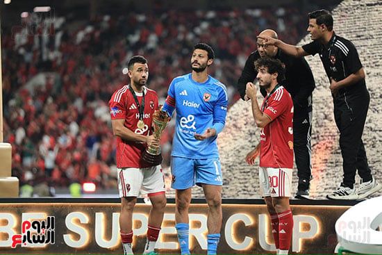 الشناوي ومحمد هاني وتريزيجيه مع كأس السوبر المحلي الشناوي ومحمد هاني وتريزيجيه مع كأس السوبر المحلي