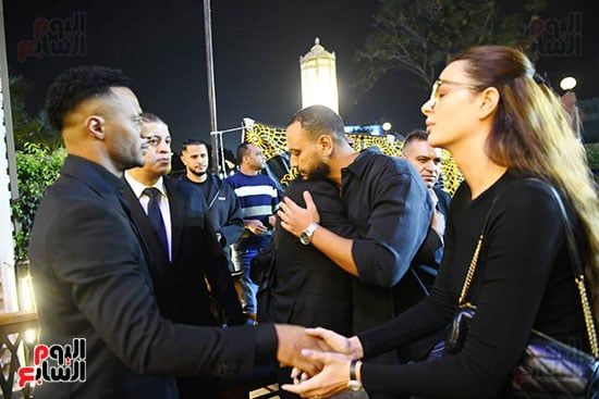 هنادي مهنا وزوجها يقدمان واجب العزاء