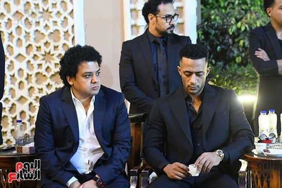 محمد رمضان في عزاء والده محمد رمضان في عزاء والده