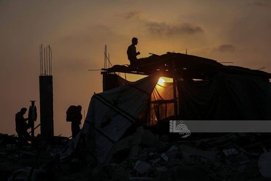 لحظة الغروق من على أنقاض منزل فى جباليا لحظة الغروق من على أنقاض منزل فى جباليا